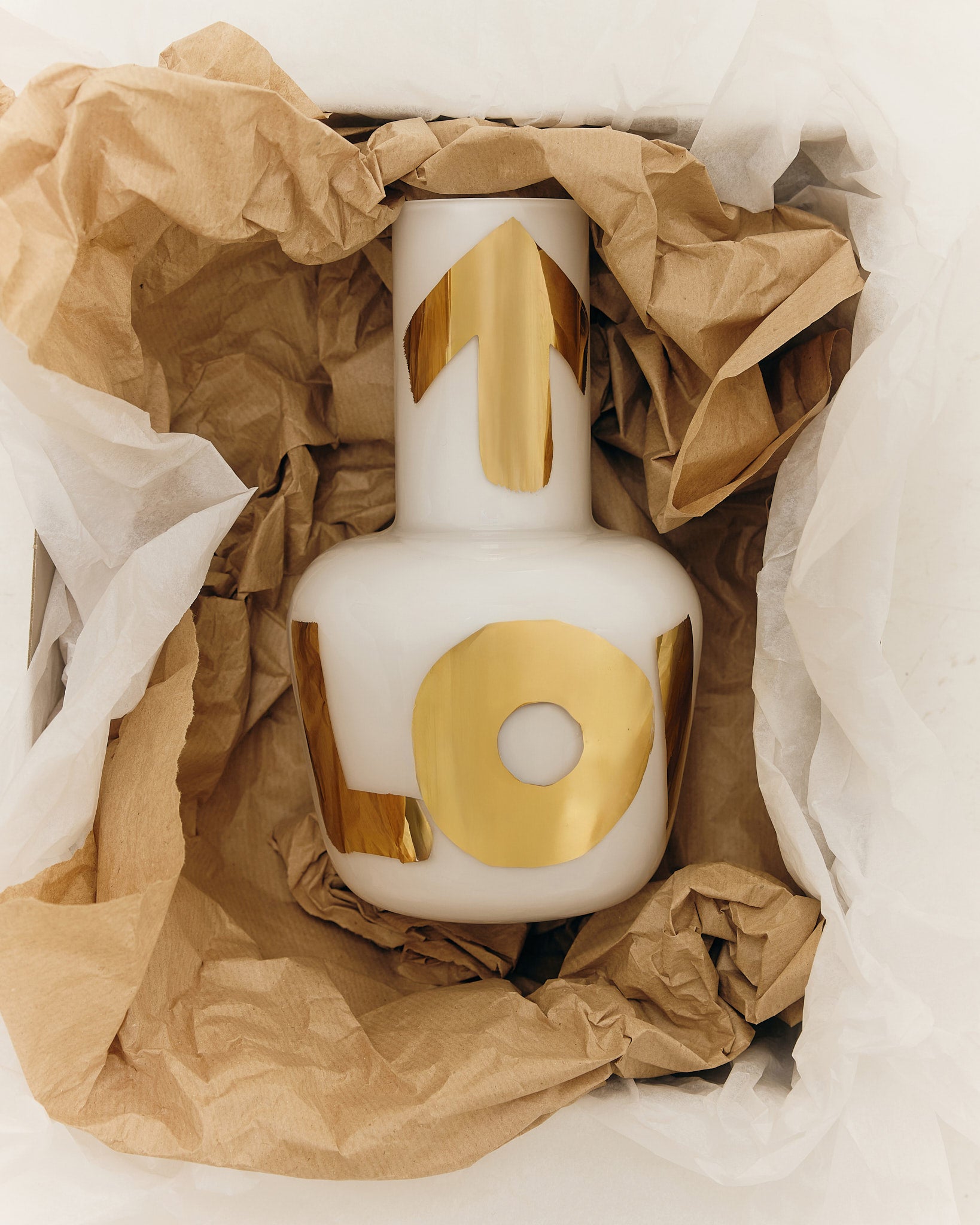 Mini bílá váza Unnamed s zlatým nápisem LOVE, součást exkluzivní kolekce Artisème x QUBUS.