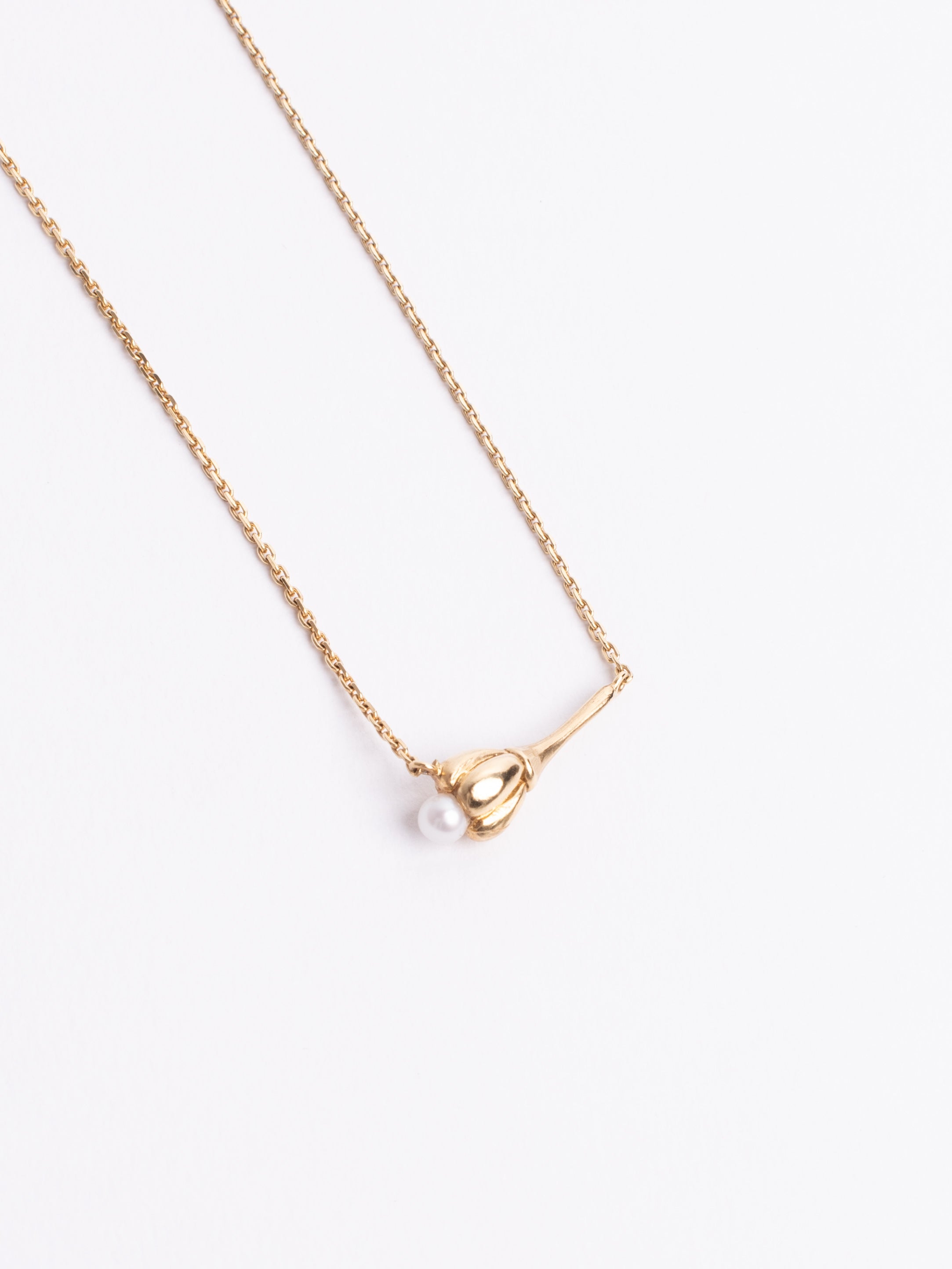 Drobný náhrdelník s květinou a perlou