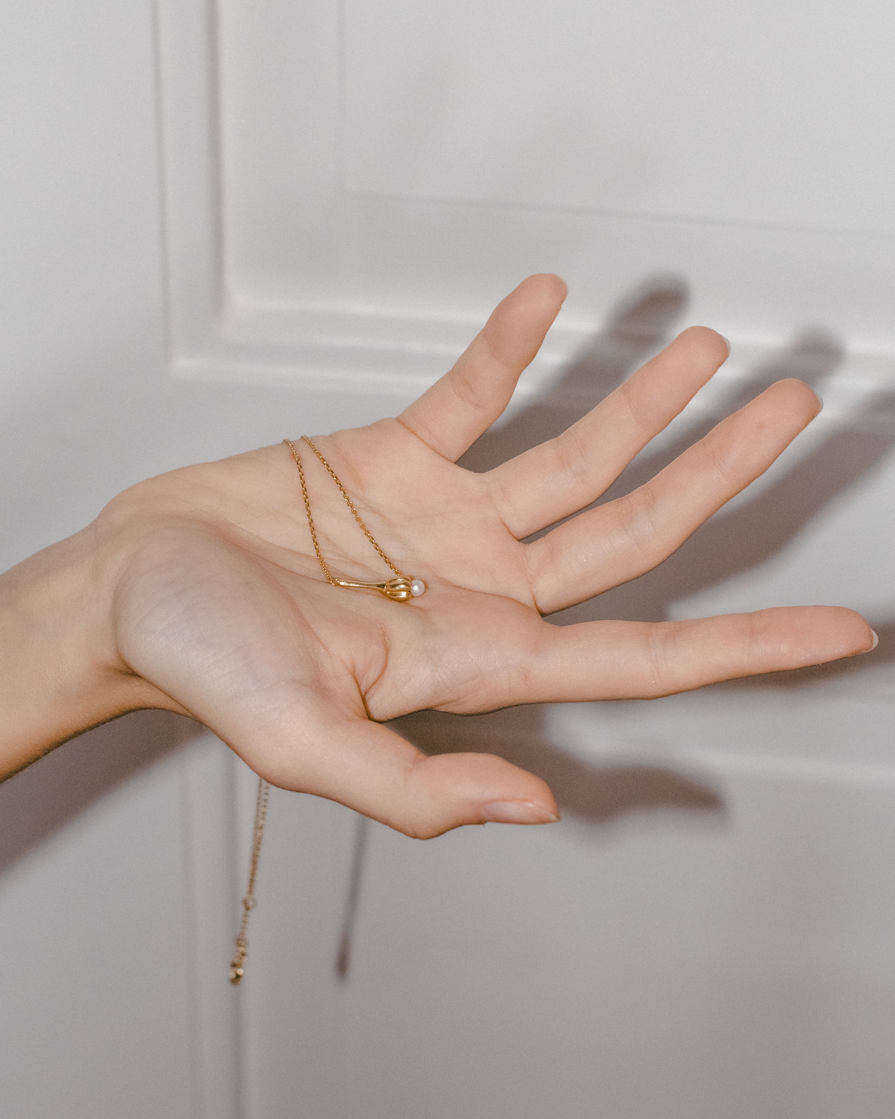 Drobný náhrdelník s květinou a perlou