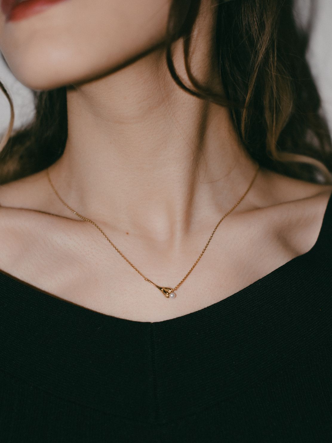 Drobný náhrdelník s květinou a perlou