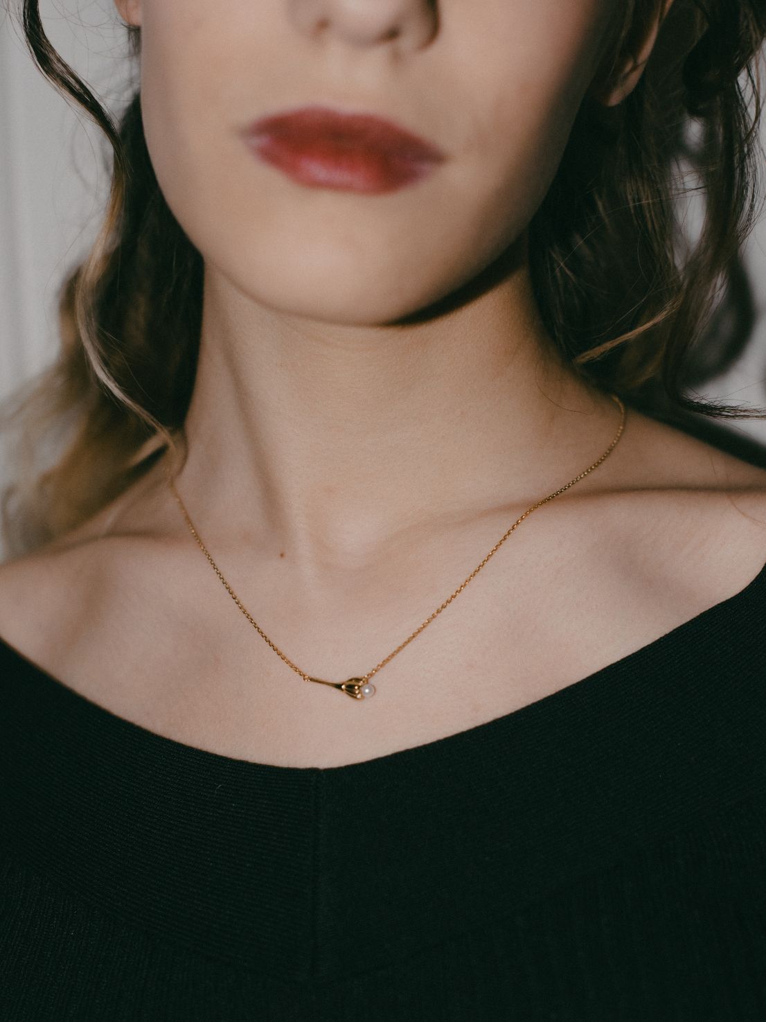 Drobný náhrdelník s květinou a perlou