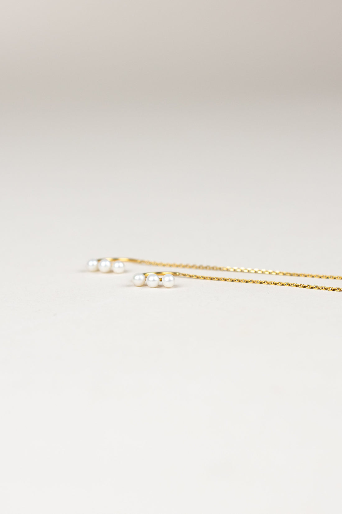 Chain pearl earrings