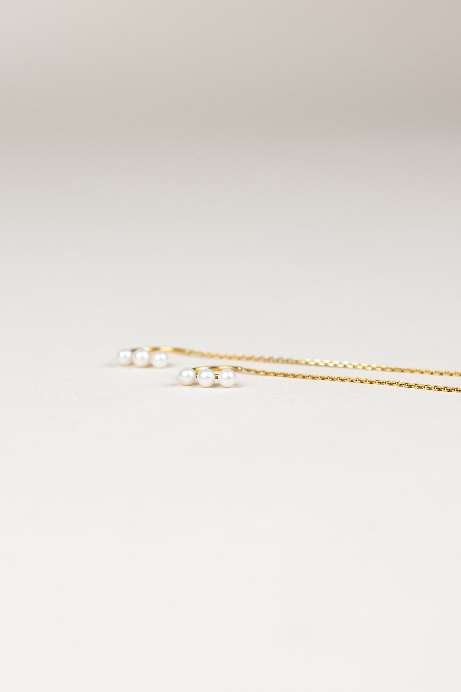 Chain pearl earrings
