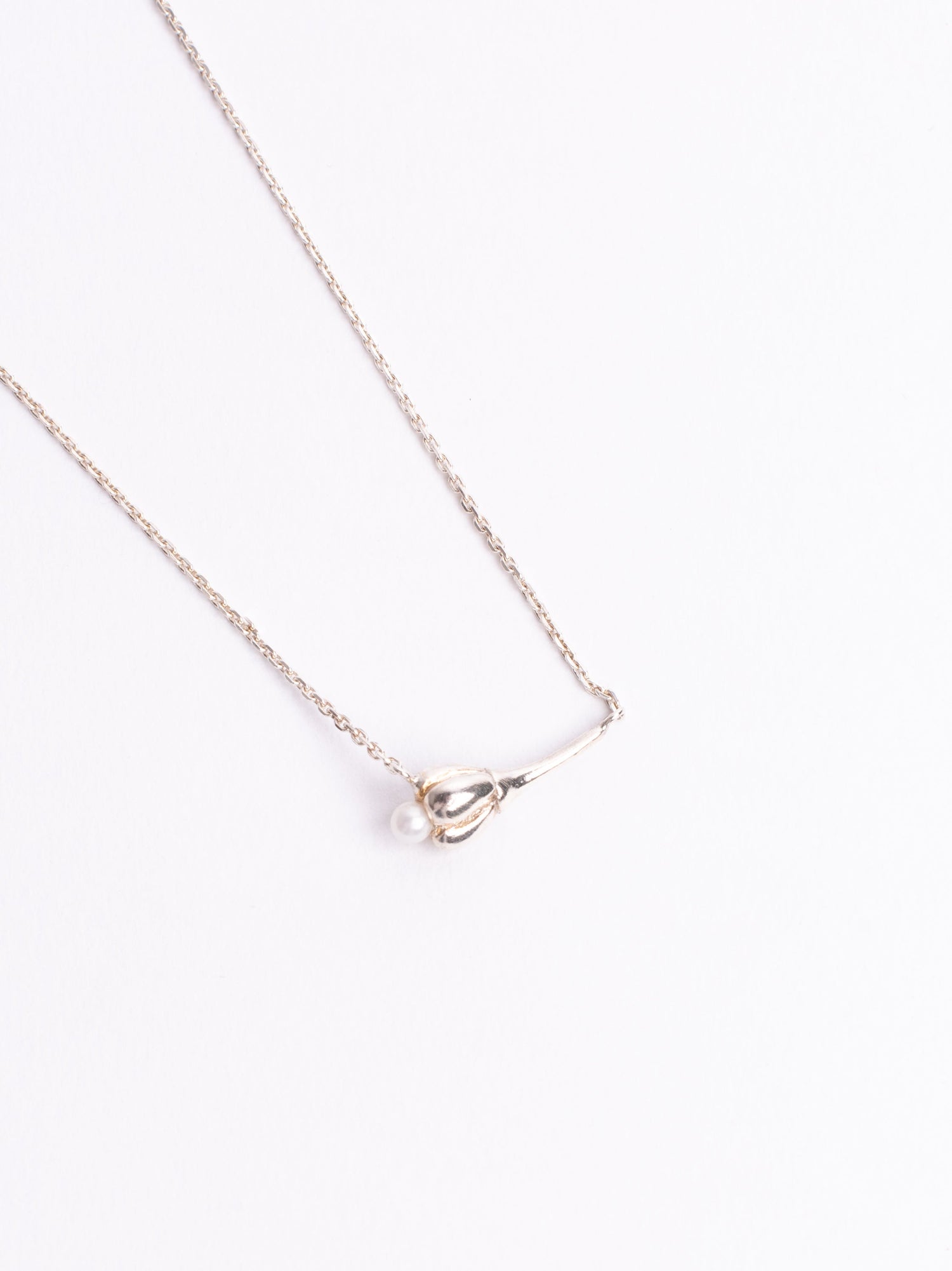 Drobný náhrdelník s květinou a perlou