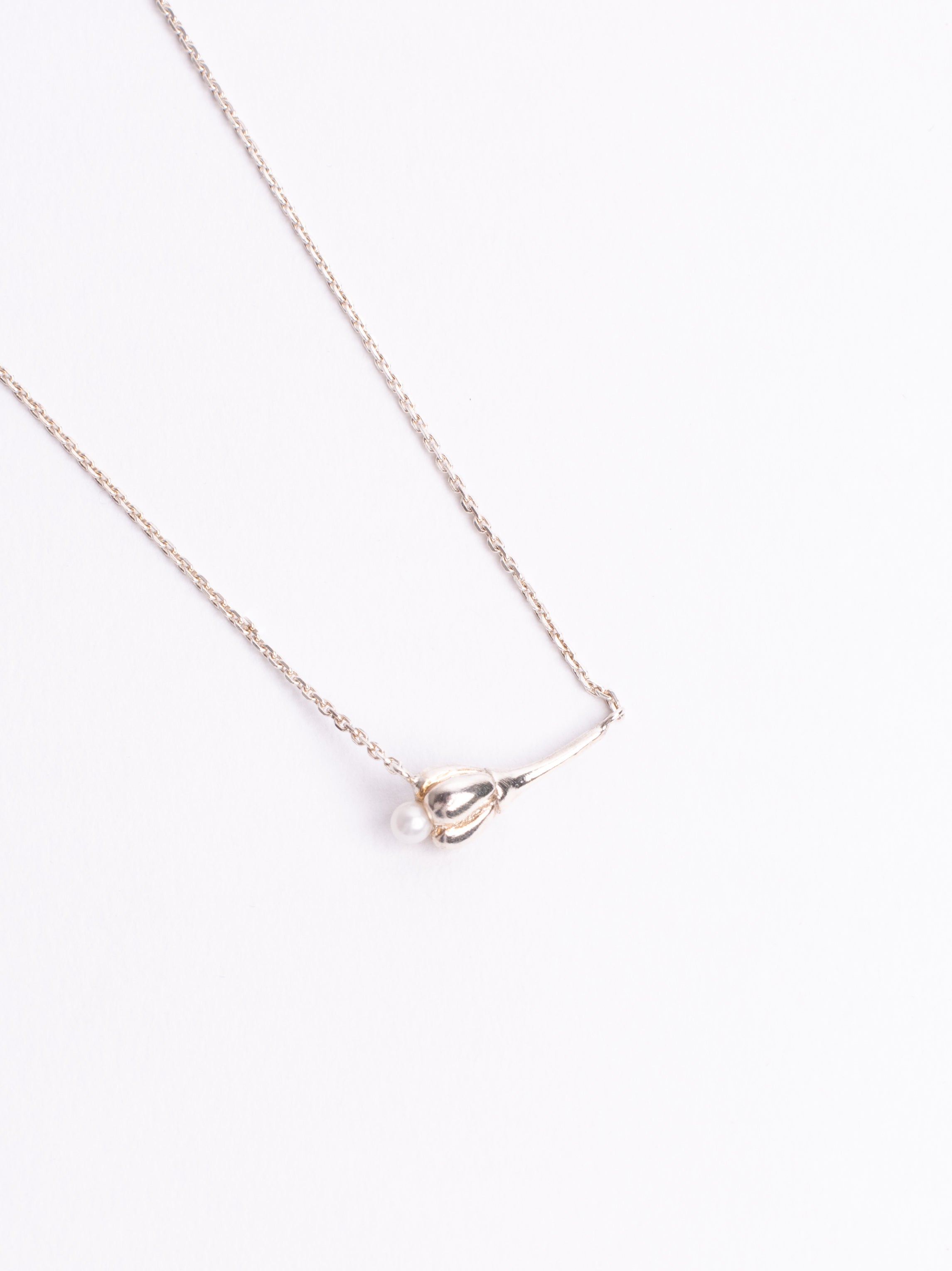 Drobný náhrdelník s květinou a perlou