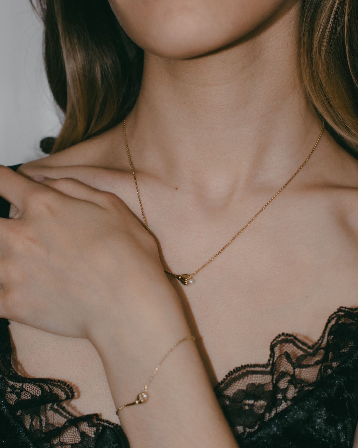 Drobný náhrdelník s květinou a perlou