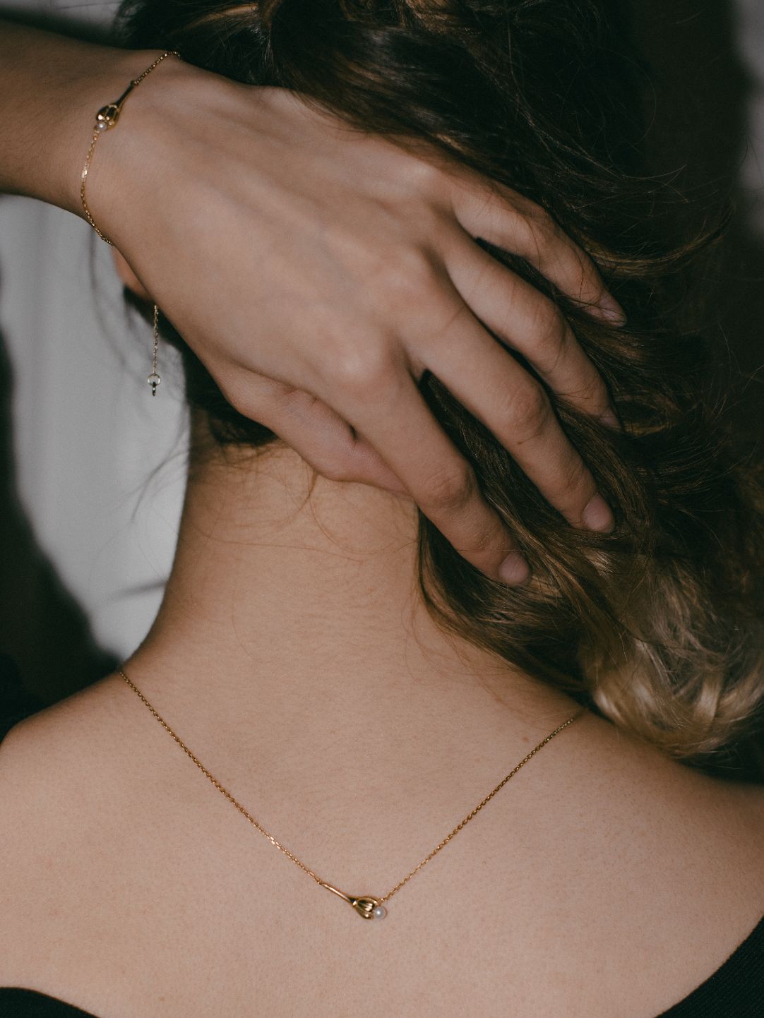 Drobný náhrdelník s květinou a perlou